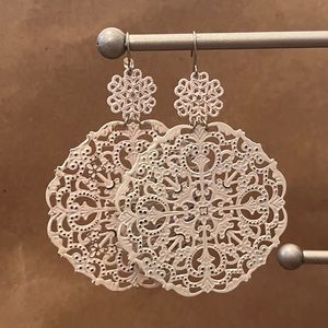 White detail earrings